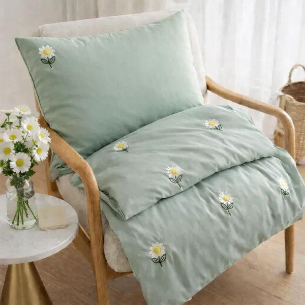 Exquisite_embroidered_bedsheet_with_white_daisy_floral_pattern_on_green_in_premium_cotton_bedsheet_along_with_two_pillow_covers