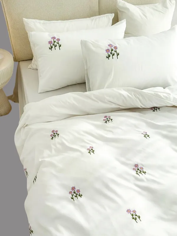 Elegant_Embroidered_Bedsheet_With_Purple_Flowers_On_White_In_Premium_Cotton_Bedsheet_Along_With_Two_Pillow_Covers