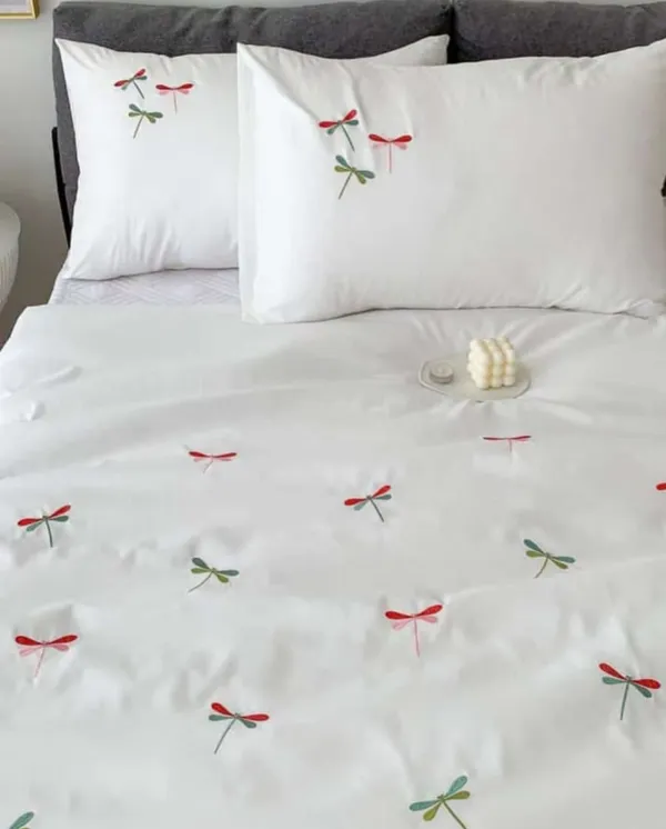 Exquisite_embroidered_bedsheet_with_multicolour_dragonfly_pattern_on_white_in_premium_cotton_bedsheet_along_with_two_pillow_covers