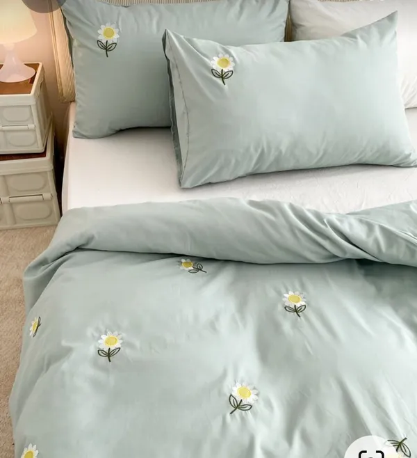 Exquisite_embroidered_bedsheet_with_white_daisy_floral_pattern_on_green_in_premium_cotton_bedsheet_along_with_two_pillow_covers