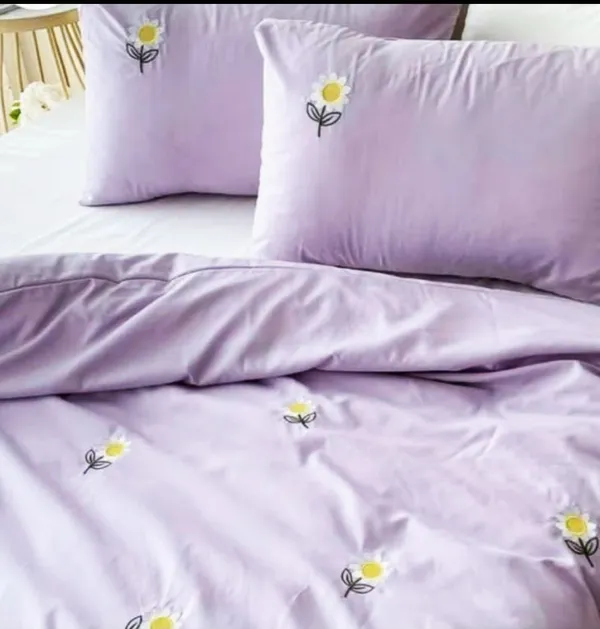Exquisite_Embroidered_Cotton_Bedsheet_With_White_Daisy_Floral_Pattern_On_Lavender_In_Premium_Cotton_Bedsheet_Along_With_Two_Pillow_Covers
