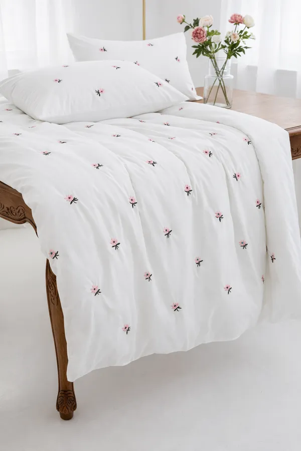 Exquisite_embroidered_cotton_bedsheet_with_pink_flowers_on_white_in_premium_cotton_bedsheet_along_with_two_pillow_covers