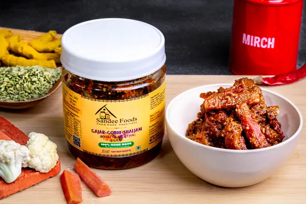 Premium_Homemade_Gajar,_Gobhi,_Shalgam_Khatta-Meetha_Pickle