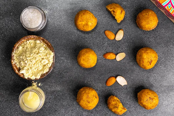 Besan_Ladoo_Is_A_Traditional_Indian_Sweet_Made_With_Flour,_Ghee,_And_Sugar_500gm