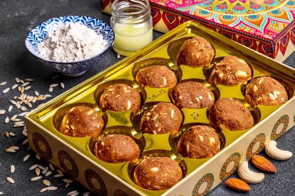 Homemade_Dry_Fruits_Aata_Gond_Ladoos_/_Pinniyan_Laddoos_500gm