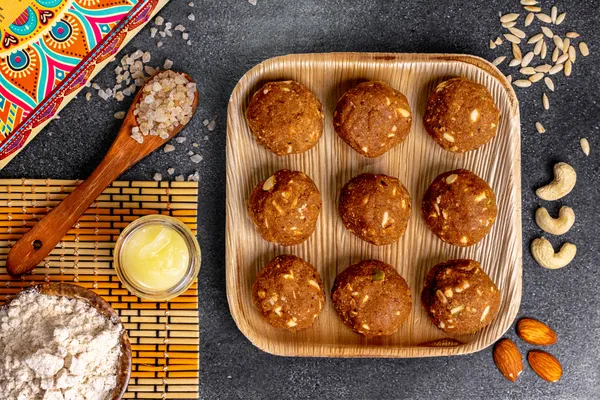 Homemade_Dry_Fruits_Aata_Gond_Ladoos_/_Pinniyan_Laddoos_500gm