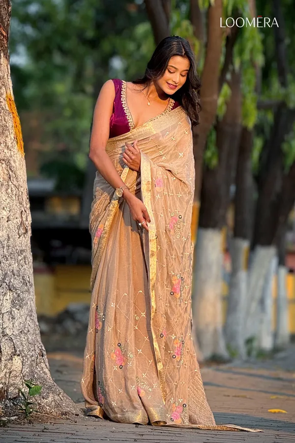 Beige_Saree_With_Golden_Zari_Border
