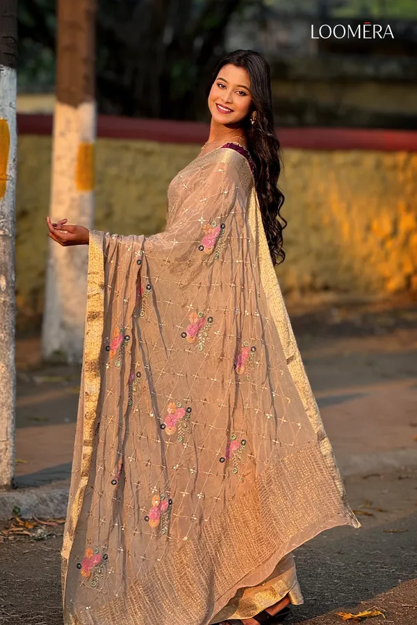 Beige_Saree_With_Golden_Zari_Border