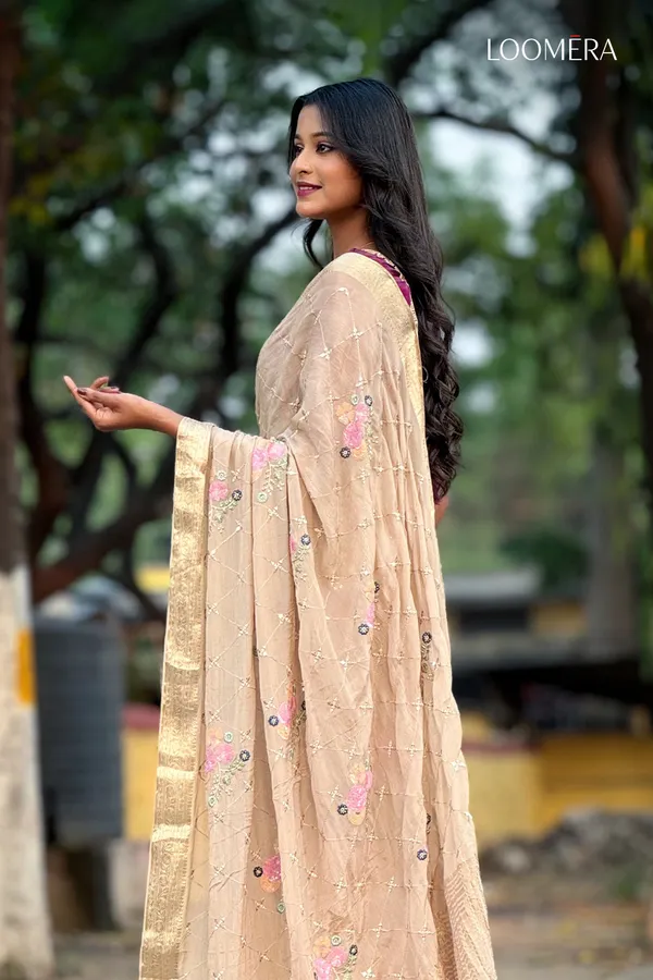 Beige_Saree_With_Golden_Zari_Border