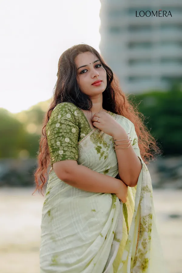 Crest_Sage_Green_Chinon_Saree_With_Tye_And_Dye_Patterns