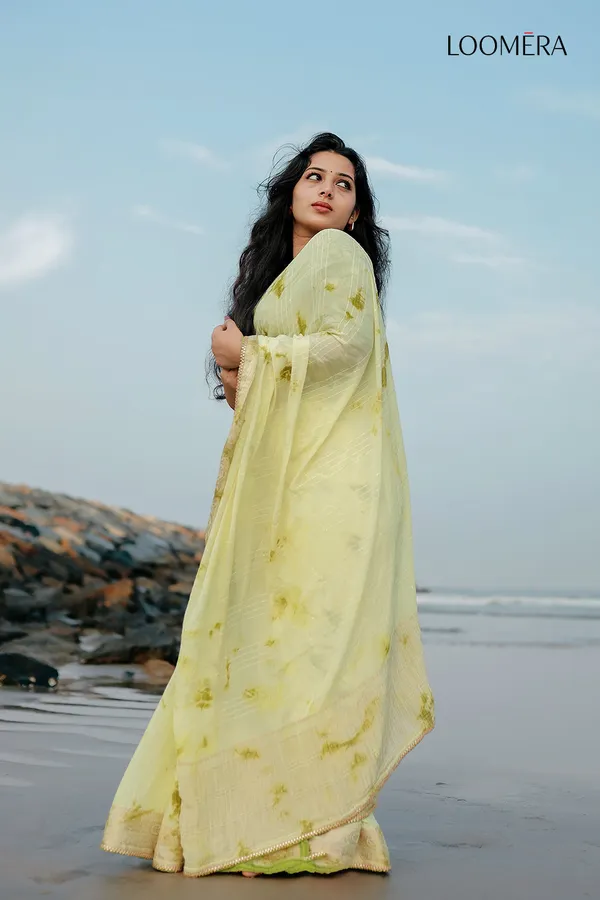 Crest_Sage_Green_Chinon_Saree_With_Tye_And_Dye_Patterns