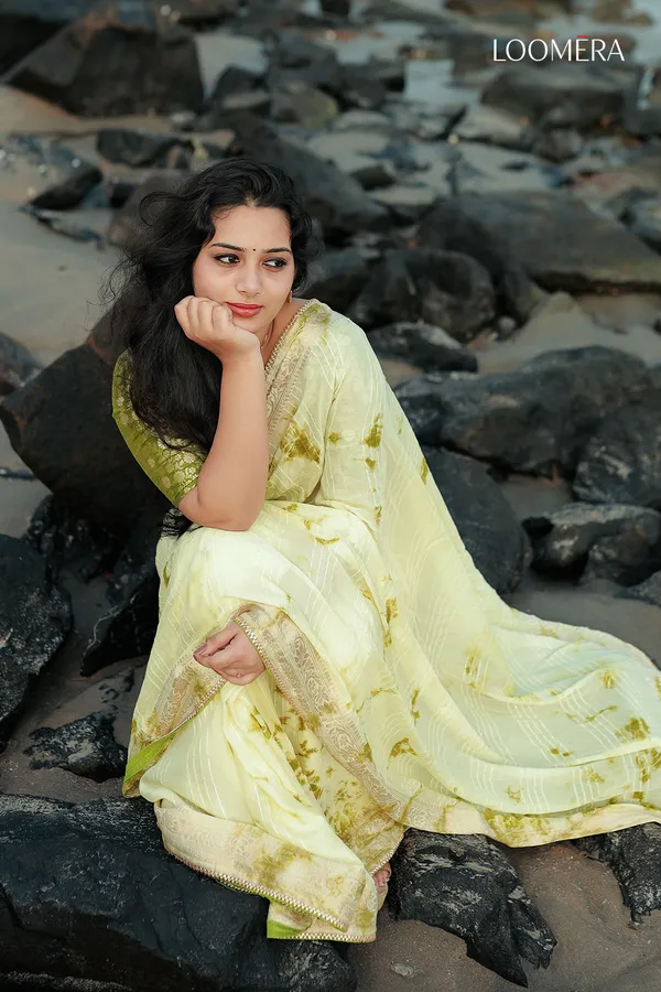 Crest_Sage_Green_Chinon_Saree_With_Tye_And_Dye_Patterns