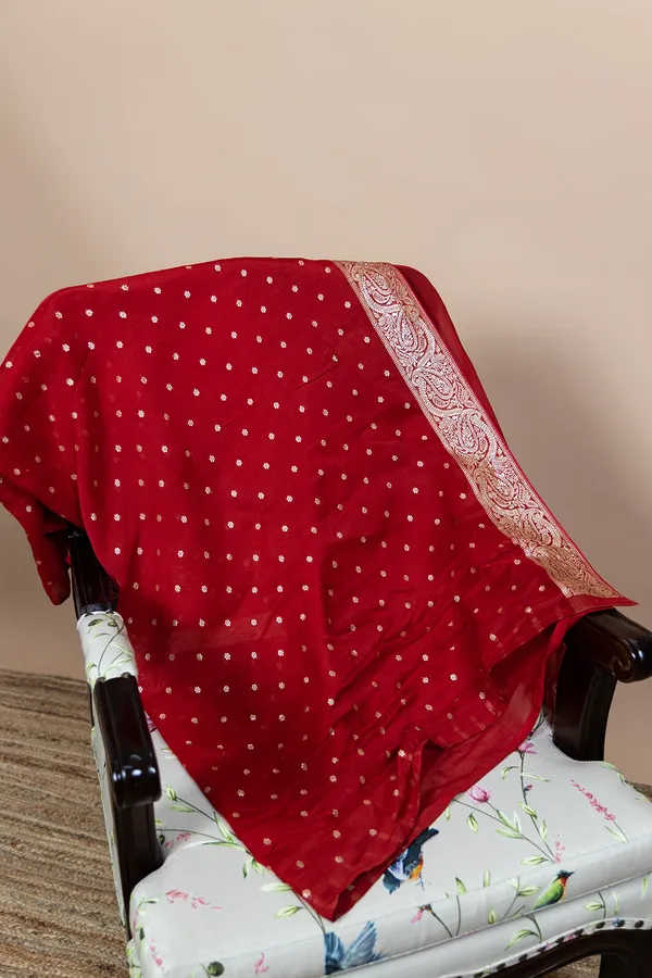 Crimson_Red_Silk_Saree_With_Zari_Border_And_Heavy_Pallu