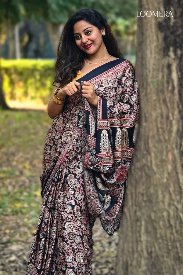 Black_Gajji_Silk_Saree_with_Floral_Prints