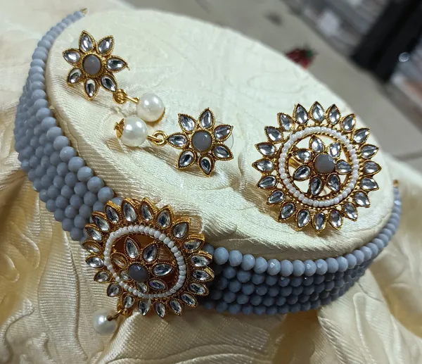 GOLD_PLATED_MULTISTRING_GREY_NECKLACE_WITH_FINGER_RING