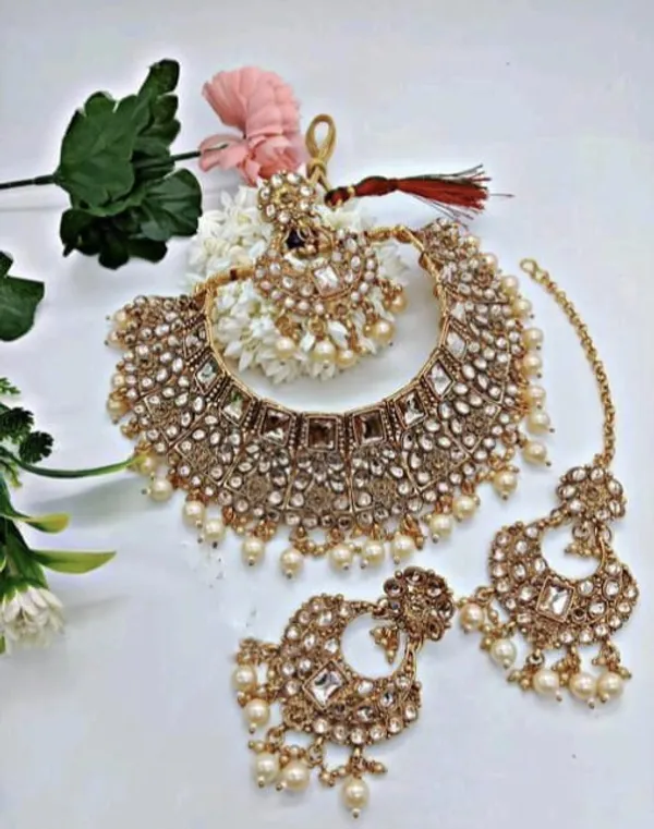 Gold_Plated_Alloy_Necklace_Set_With_Mang_Tikka