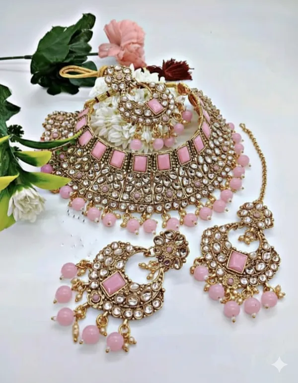 Gold_Plated_Alloy_Necklace_With_Mang_Tikka