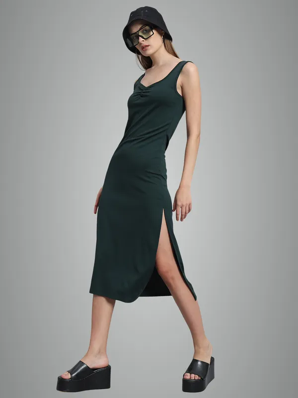 Bottel_Green_Cotton_Blend_Solid_Straight_Fit_Midi_Length_Dress_For_Women_&_Girls