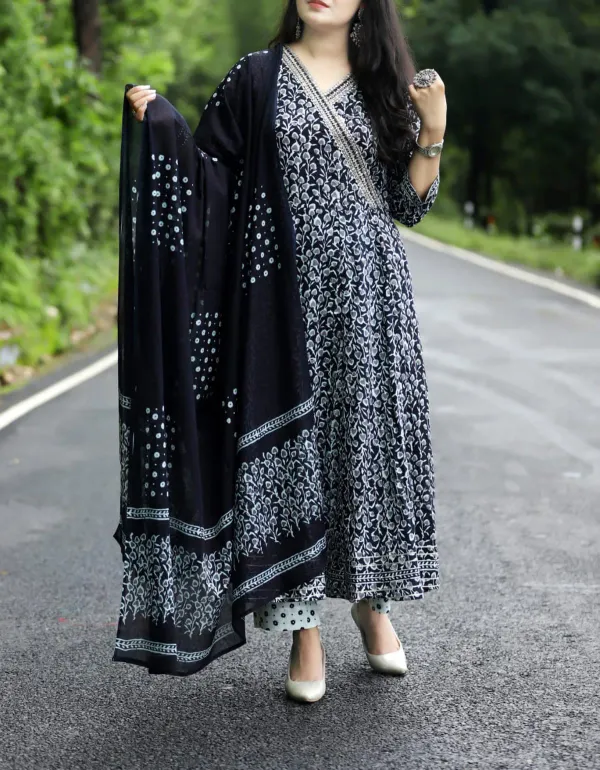 Beautiful_Printed_Reyon_Anarkali_Style_Kurti_and_Pant_Paired_with_Mulmul_Dupatta