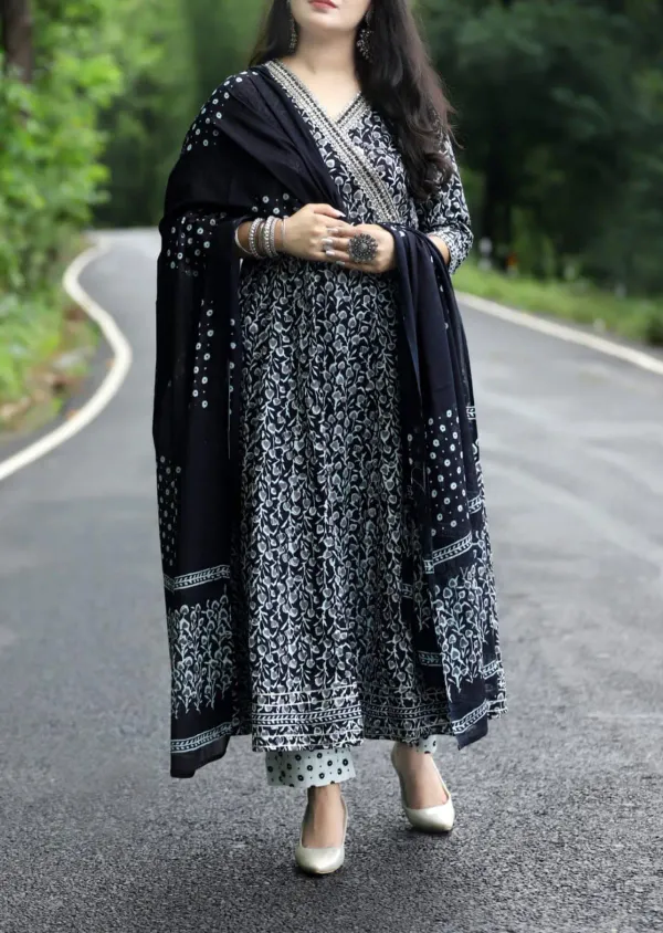 Beautiful_Printed_Reyon_Anarkali_Style_Kurti_and_Pant_Paired_with_Mulmul_Dupatta