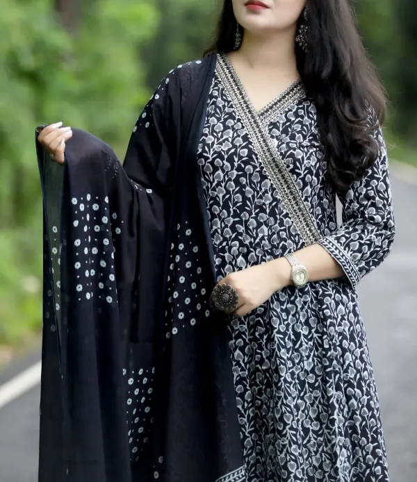 Beautiful_Printed_Reyon_Anarkali_Style_Kurti_and_Pant_Paired_with_Mulmul_Dupatta