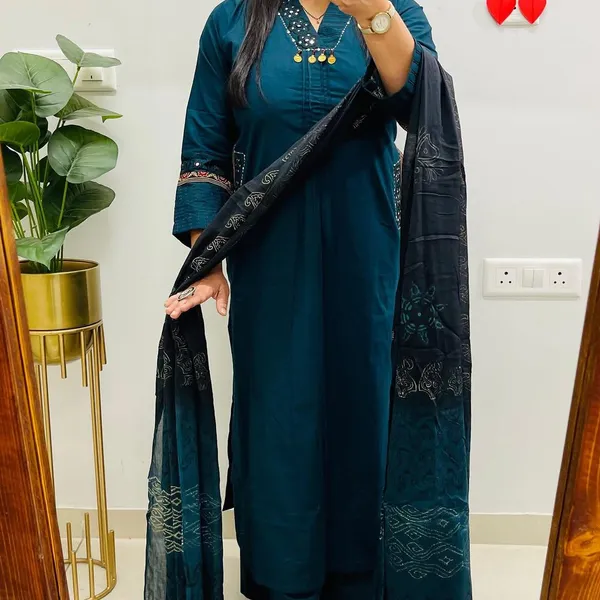Cotton_Kurti_and_Pant_Paired_with_Mulmul_Dupatta
