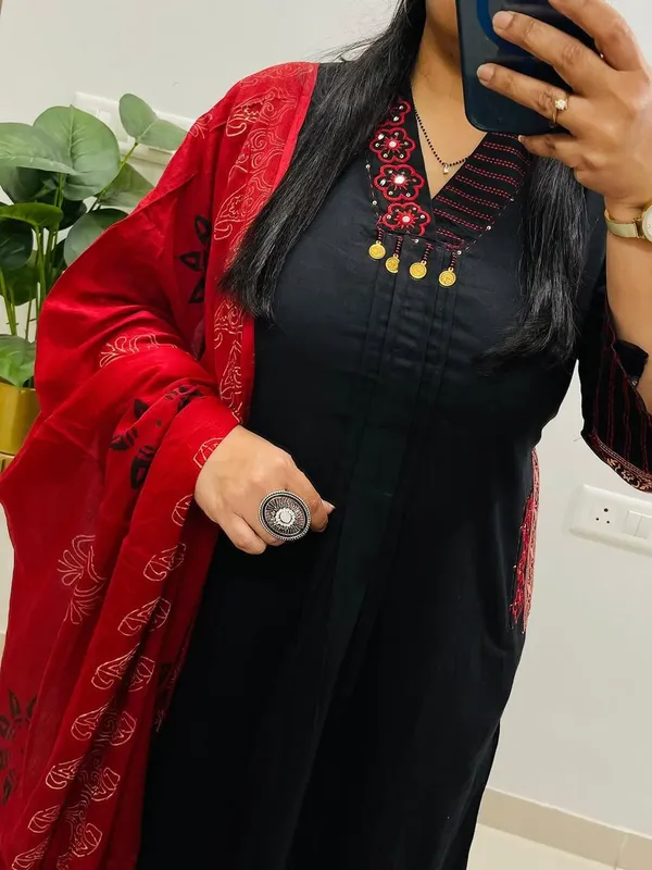 Cotton_Kurti_and_Pant_Paired_with_Mulmul_Dupatta