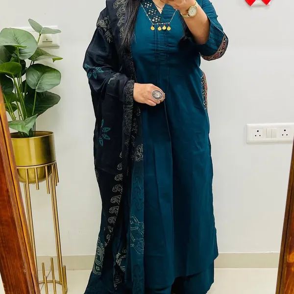 Cotton_Kurti_and_Pant_Paired_with_Mulmul_Dupatta