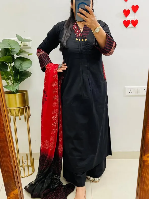 Cotton_Kurti_and_Pant_Paired_with_Mulmul_Dupatta