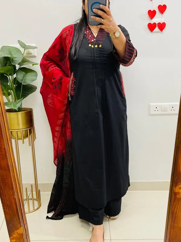 Cotton_Kurti_and_Pant_Paired_with_Mulmul_Dupatta