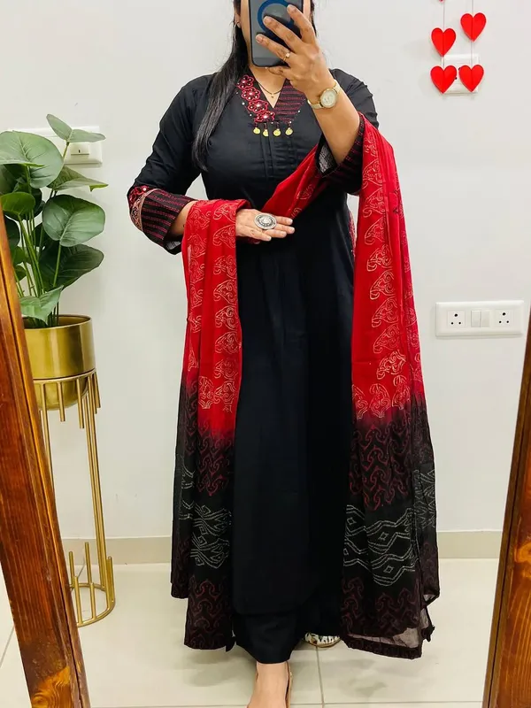 Cotton_Kurti_and_Pant_Paired_with_Mulmul_Dupatta