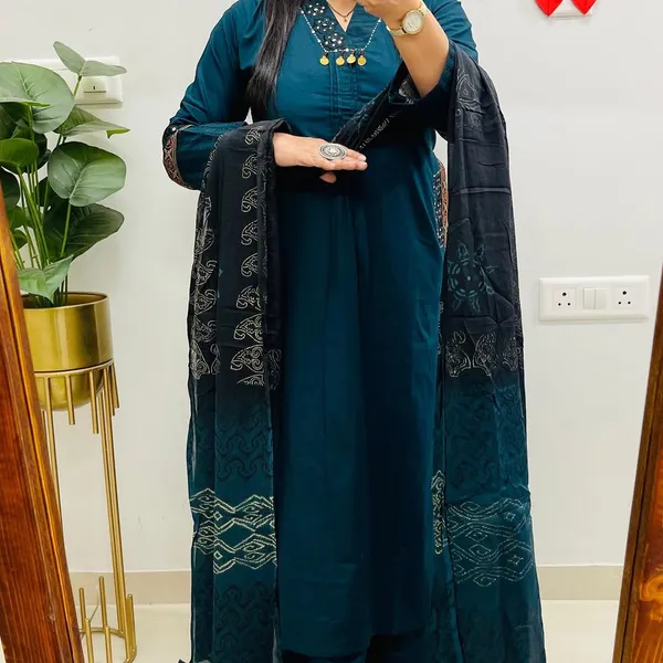 Cotton_Kurti_and_Pant_Paired_with_Mulmul_Dupatta