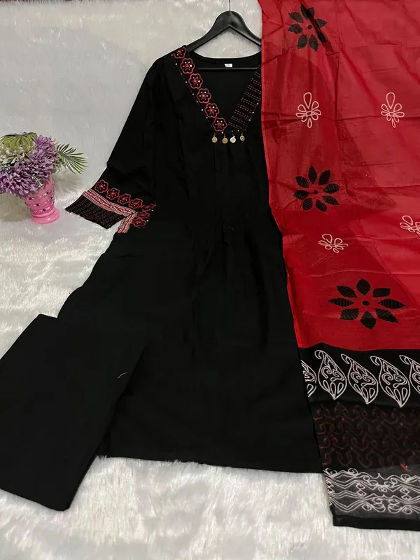 Cotton_Kurti_and_Pant_Paired_with_Mulmul_Dupatta