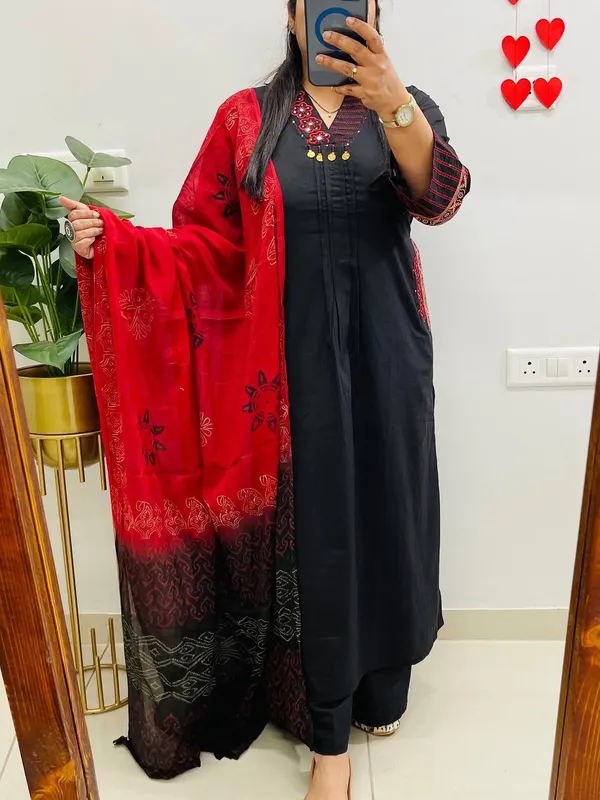 Cotton_Kurti_and_Pant_Paired_with_Mulmul_Dupatta