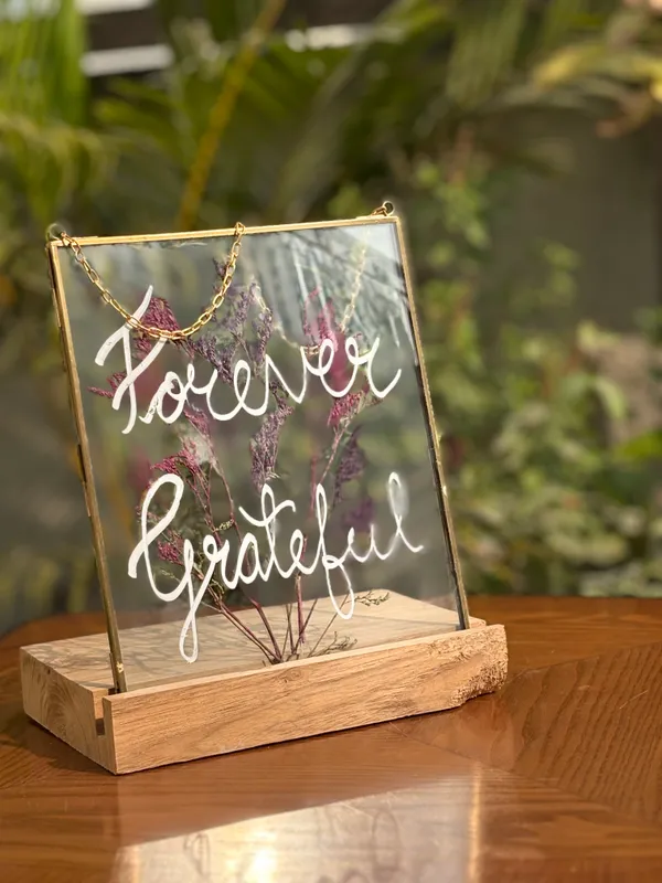 Forever_Grateful_Botanical_Glass_Frame_With_Dried_Flowers_|_Handmade_Tabletop_Gift_For_Home_Decor_|_Gold_|_8_X_10_Inch