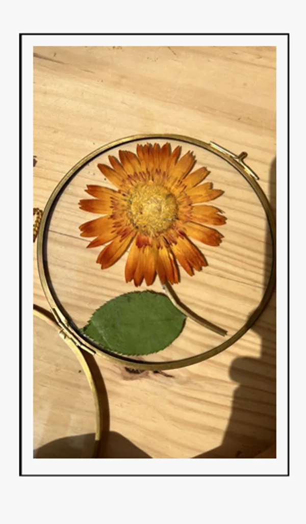Round_Metal_Glass_Frame_With_Sunflower_For_Wall_Decor_And_Giftting_|_Gold_|_6_X_6_Inch