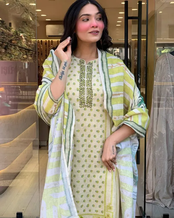 Off_White_Chenderi_Silk_Premium_&_Elegant_Embroidered_Kurta_,_Pant_&_Dupatta_For_Women