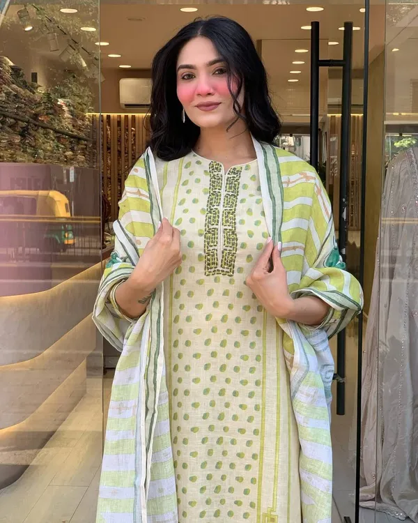 Off_White_Chenderi_Silk_Premium_&_Elegant_Embroidered_Kurta_,_Pant_&_Dupatta_For_Women