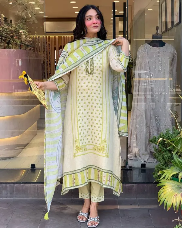 Off_White_Chenderi_Silk_Premium_&_Elegant_Embroidered_Kurta_,_Pant_&_Dupatta_For_Women
