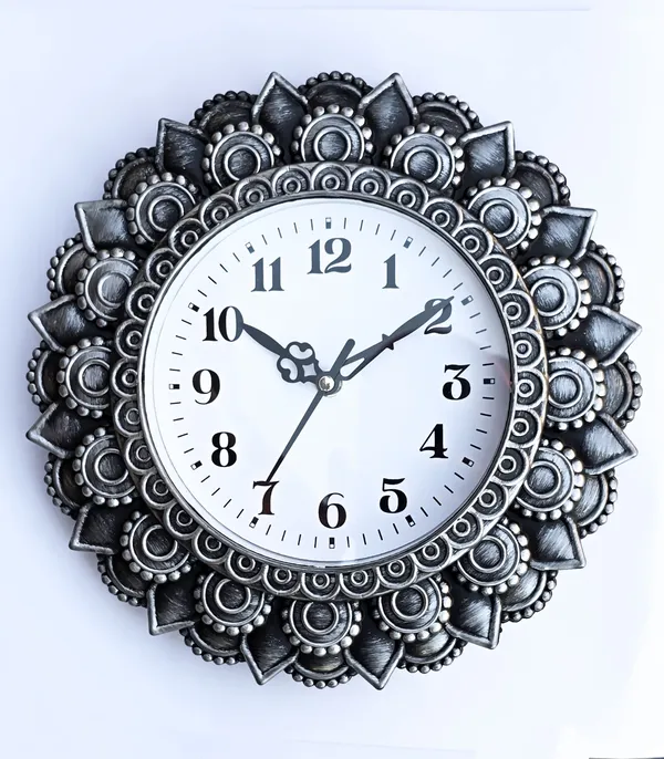 Matt_Silver_Designer_Wall_Clock