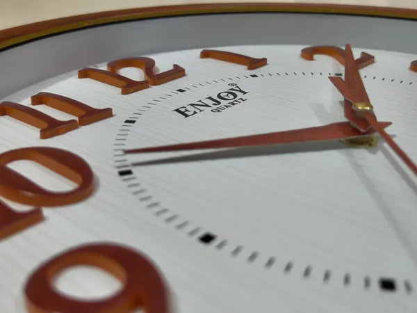 Elegant_Wooden_Finish_Wall_Clock
