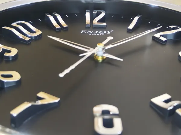 Unique_3D_Embossed_Wall_Clock_(Silver-Black)