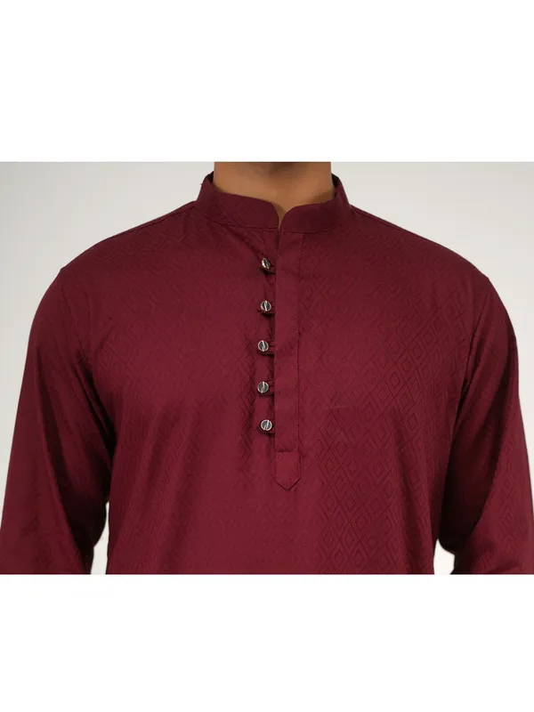 Men_Solid_Cotton_Kurta_Maroon