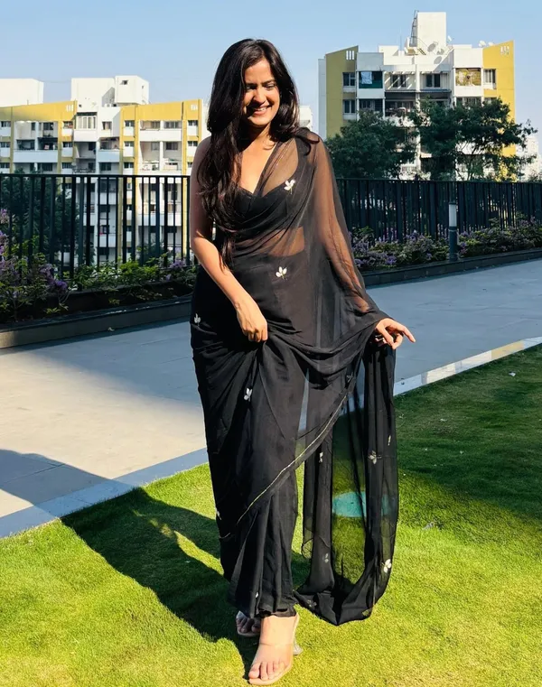 Black_Leaf_Cut_Dana_silver_Saree_For_Women