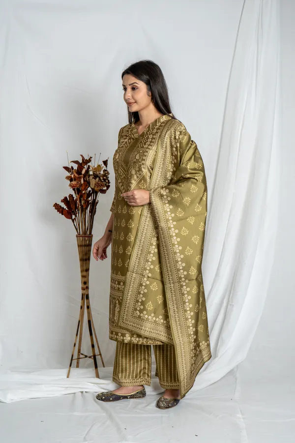 Green_Printed_Premium_Fabric_Festive_Kurta_Set_For_Women