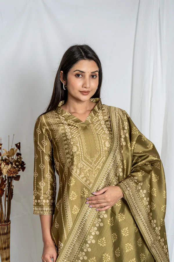 Green_Printed_Premium_Fabric_Festive_Kurta_Set_For_Women