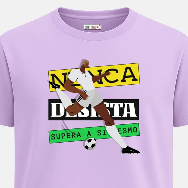 _Regular_Unisex_Lavender_Graphics_T-Shirt,_Footballer_mid_kick_layered_text_nunca_desista_supera_a_si_mesmo_|_SPORTS_MODE