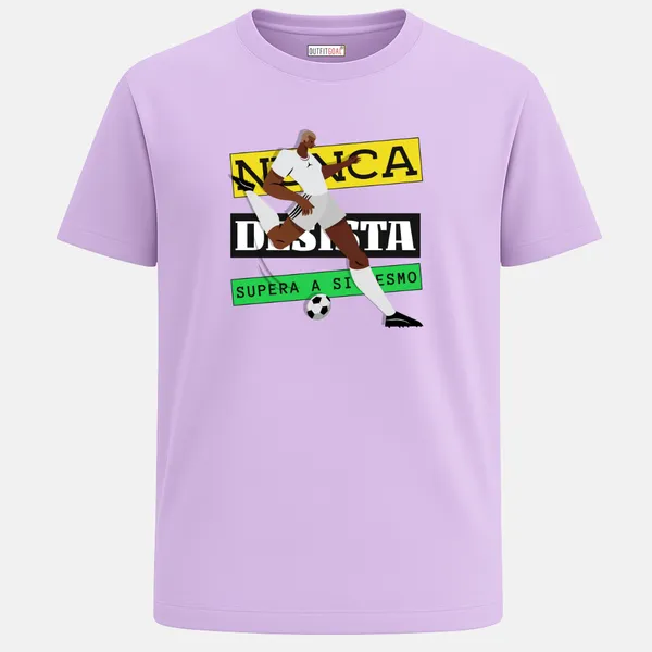 _Regular_Unisex_Lavender_Graphics_T-Shirt,_Footballer_mid_kick_layered_text_nunca_desista_supera_a_si_mesmo_|_SPORTS_MODE