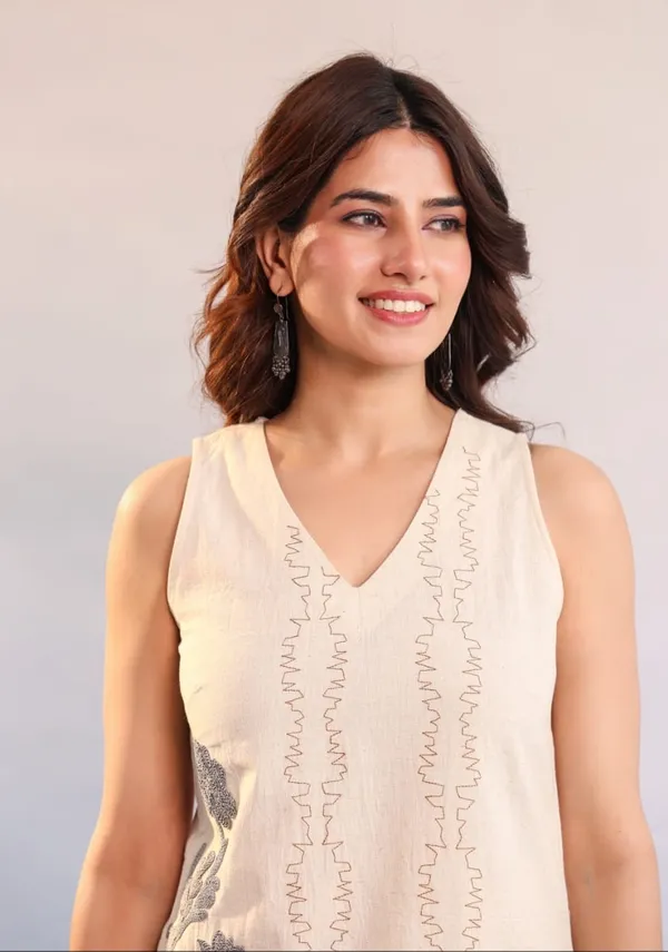 Ivory_embroidered_cotton_tunic_and_pant_set_with_grey_floral_motifs_and_sleek_thread-line_detailing.