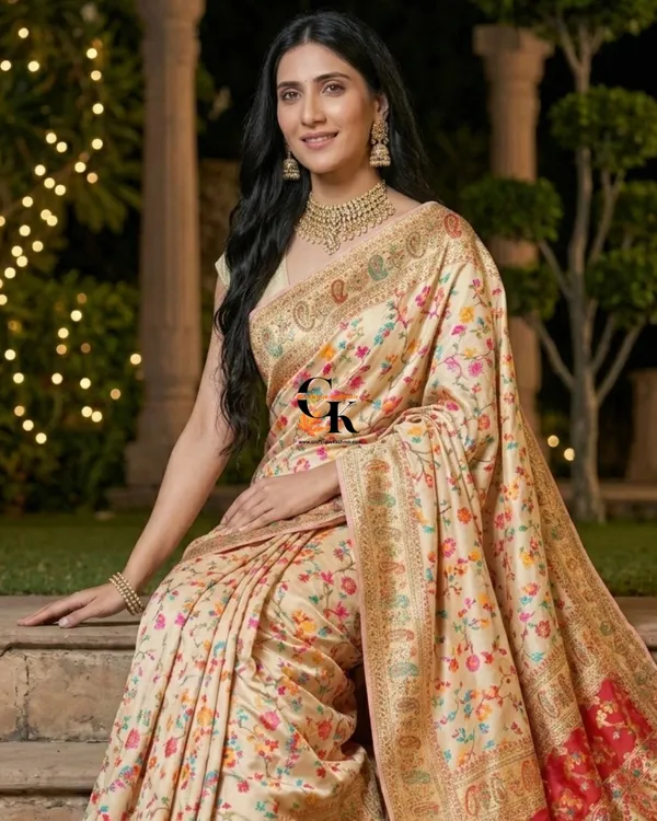 Craftique_Kashmir_Ethereal_Ivory_Floral_Silk_Saree_With_Vibrant_Contrast_Border_And_Blouse_Set_Default_Title